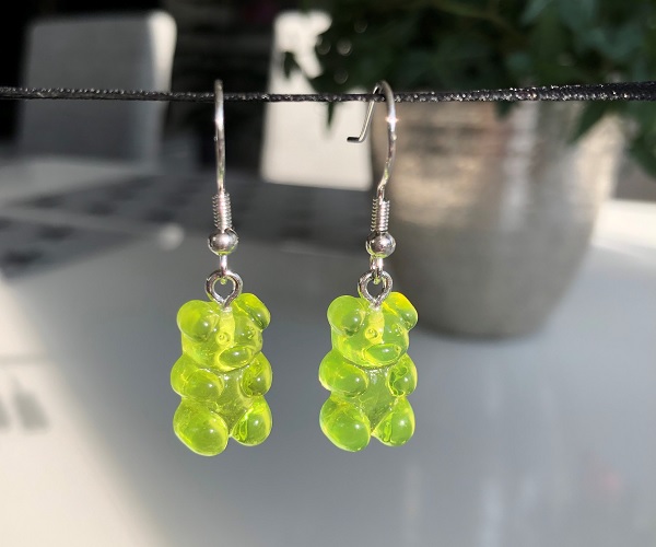 Örhänge med grön gummibjörn