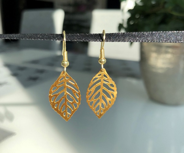 Örhänge med löv i guld