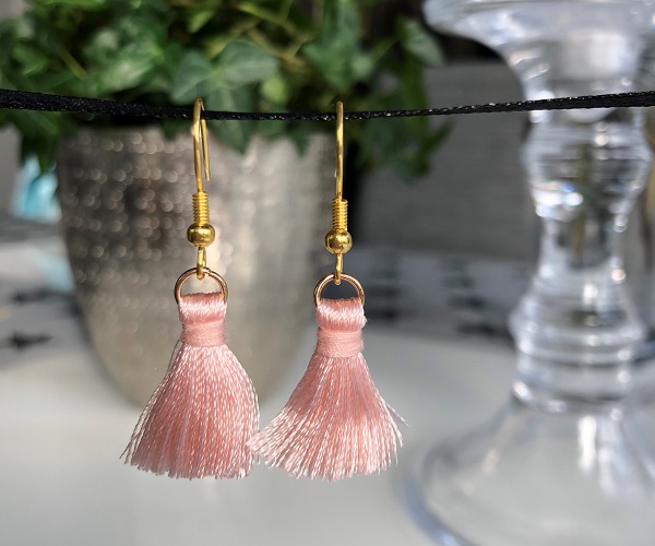 Örhänge med ljusrosa tofs