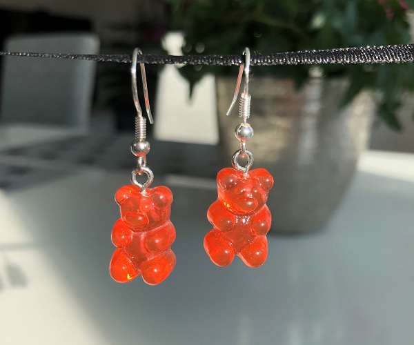 Örhänge med röd gummibjörn