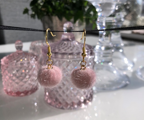Örhänge med rosa fluffboll