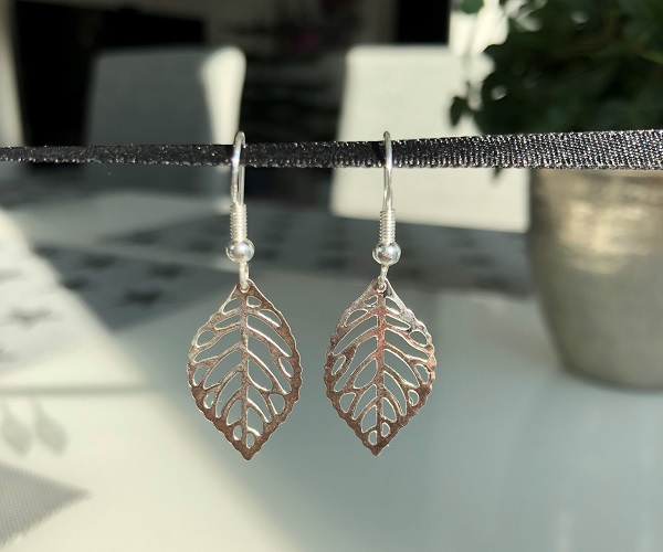 Örhänge med löv i silver
