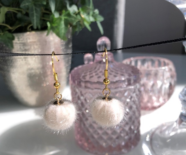 Örhänge med vit fluffboll